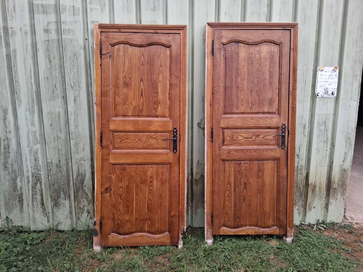 Pair of double-sided communication doors in chestnut with their frame - 20th century