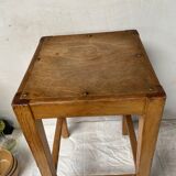 Tabouret de ferme en chêne clouté
