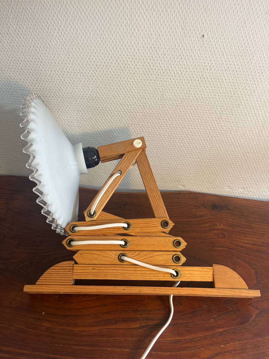 Accordion wall lamp in wood and wavy opaline