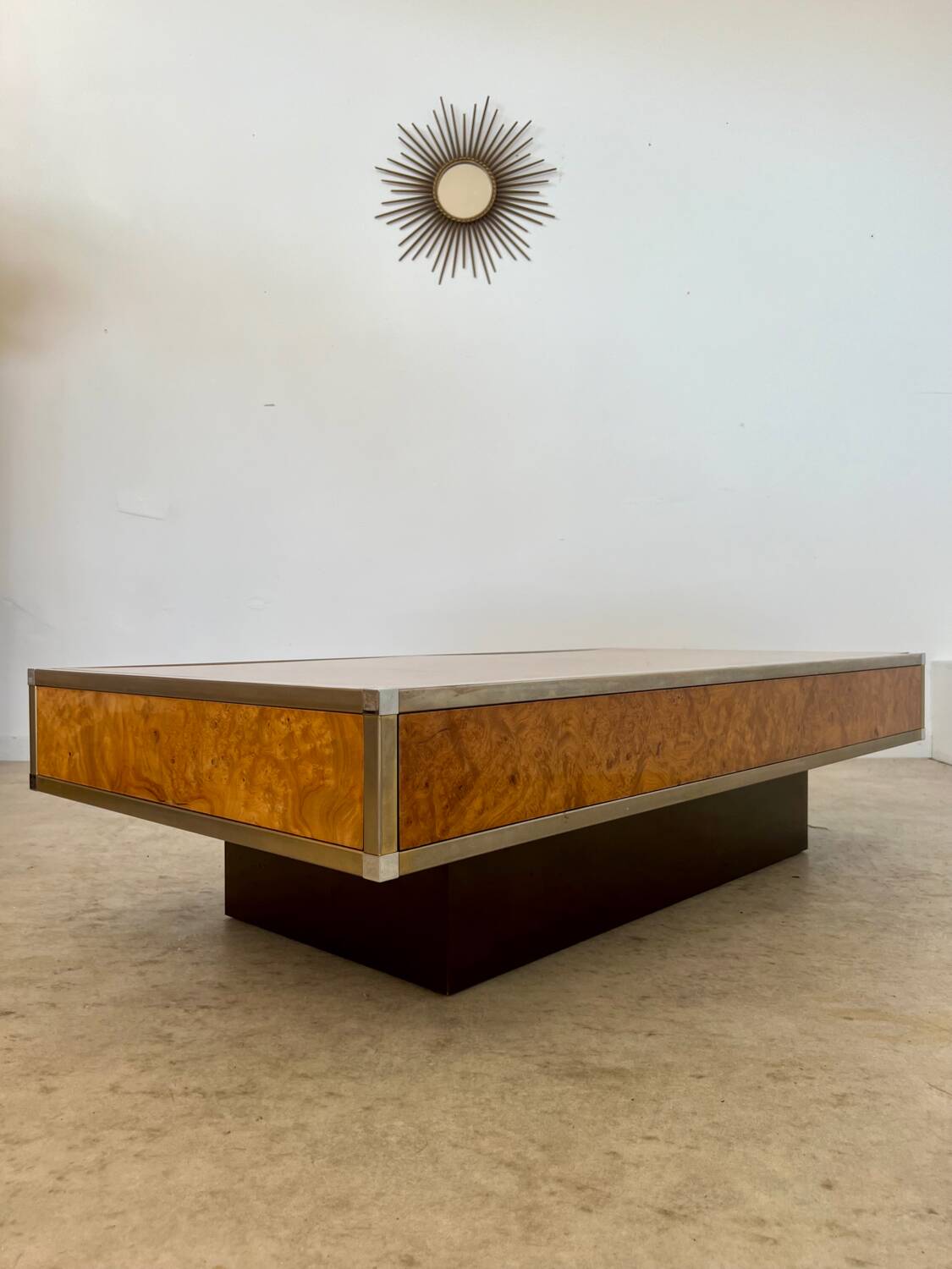 Old Italian design coffee table from the 70s in elm burl and metal / Willy Rizzo