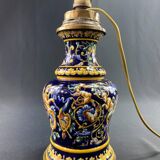 Lampe à pétrole de forme violonée en faïence de Gien XIXe décor Renaissance