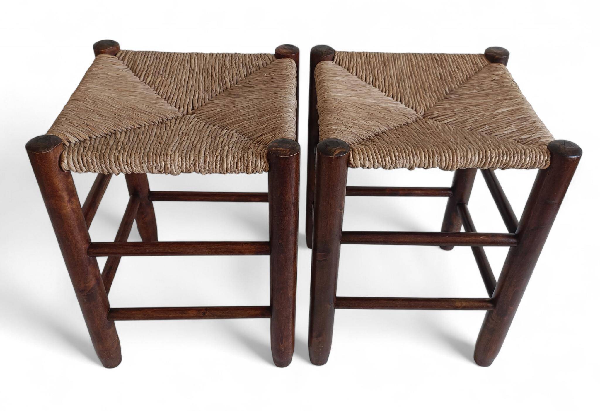 Style Charlotte Perriand, paire de tabourets en bois rustique et paille, France, vers 1950.