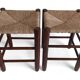 Style Charlotte Perriand, paire de tabourets en bois rustique et paille, France, vers 1950.