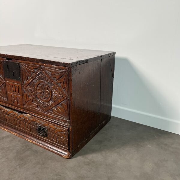 Coffre à bible anglais en chêne sculpté, 1671, Charles II bible box, XVIIe