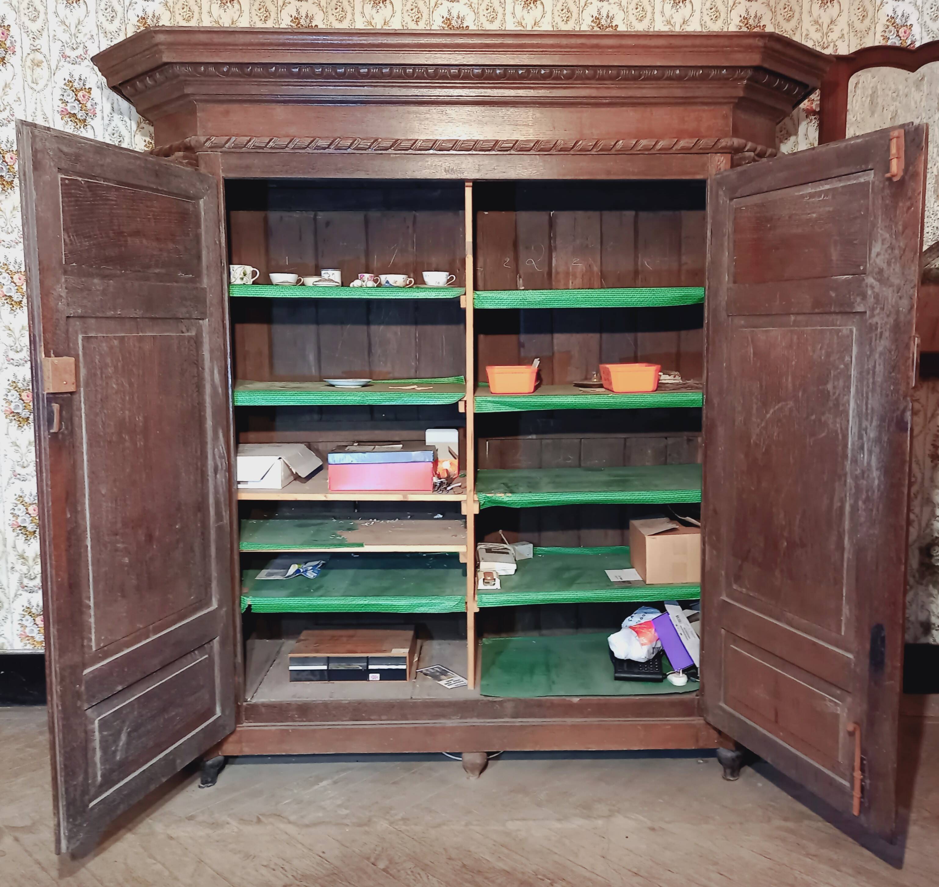 Grande garde-robe en chêne début 18e s.