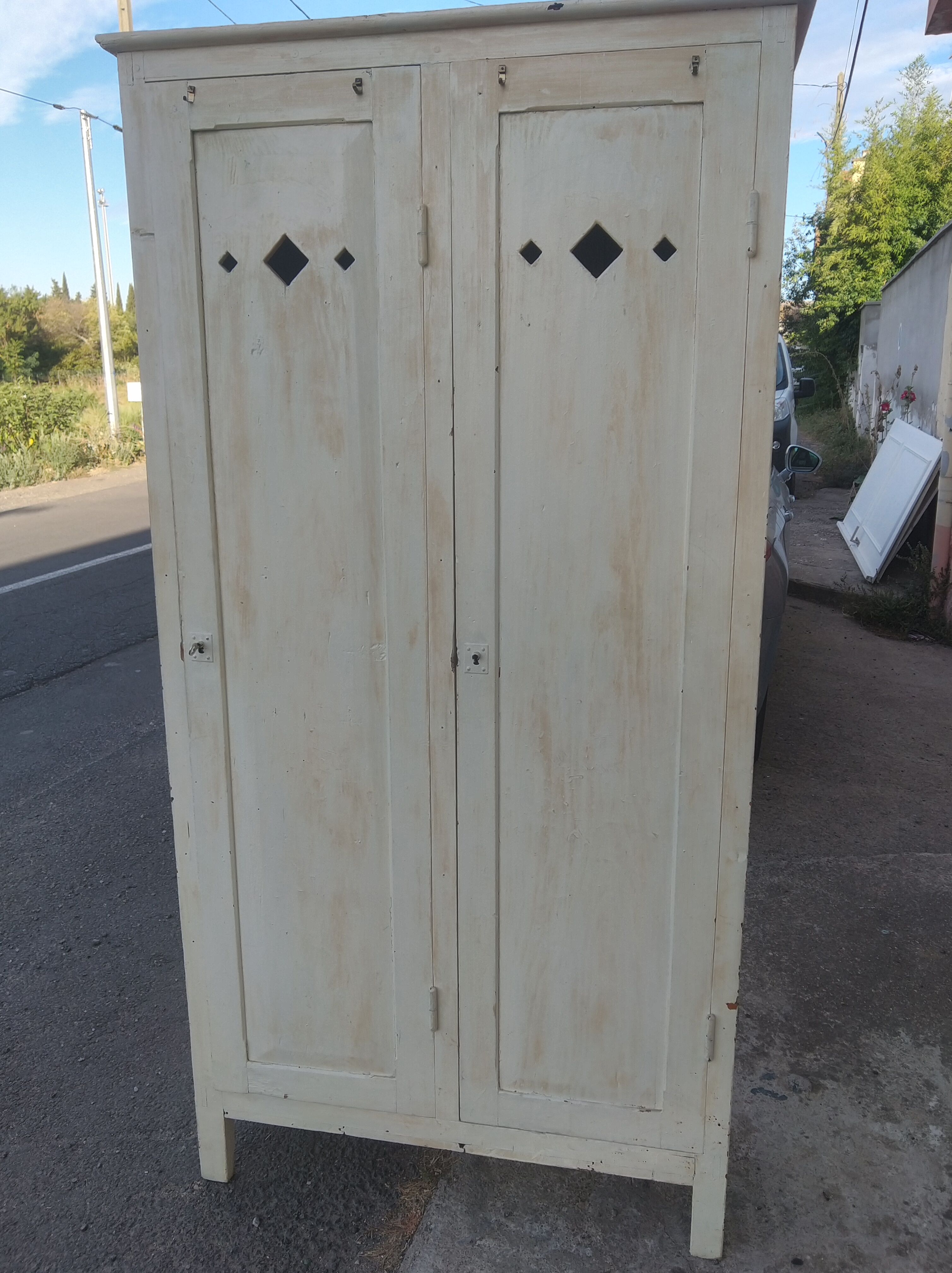 Wooden cloakroom from the late 19th century