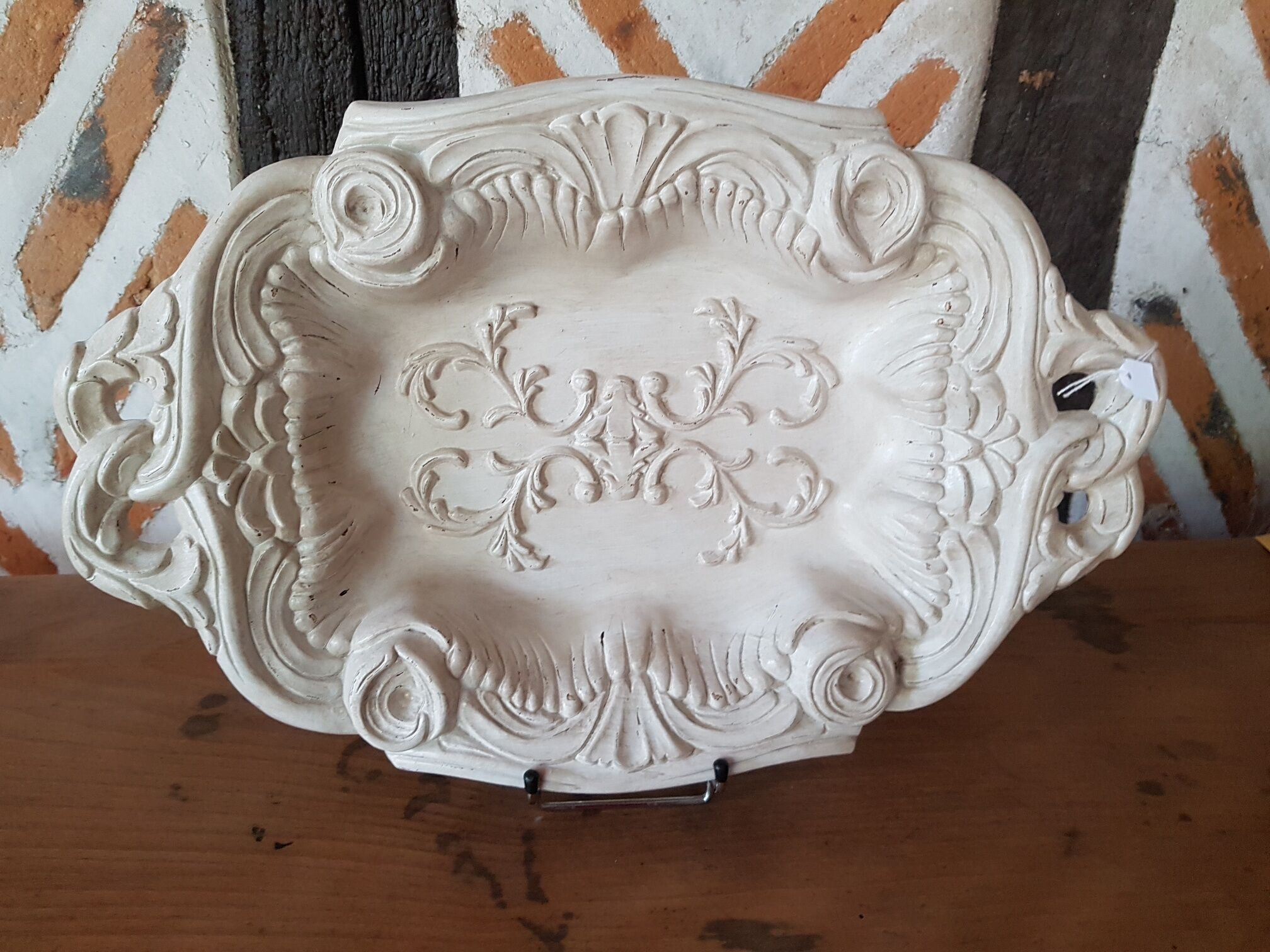 Dish patinated off-white