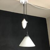 Suspension en verre opalin blanc et fer avec contrepoids de Flamant