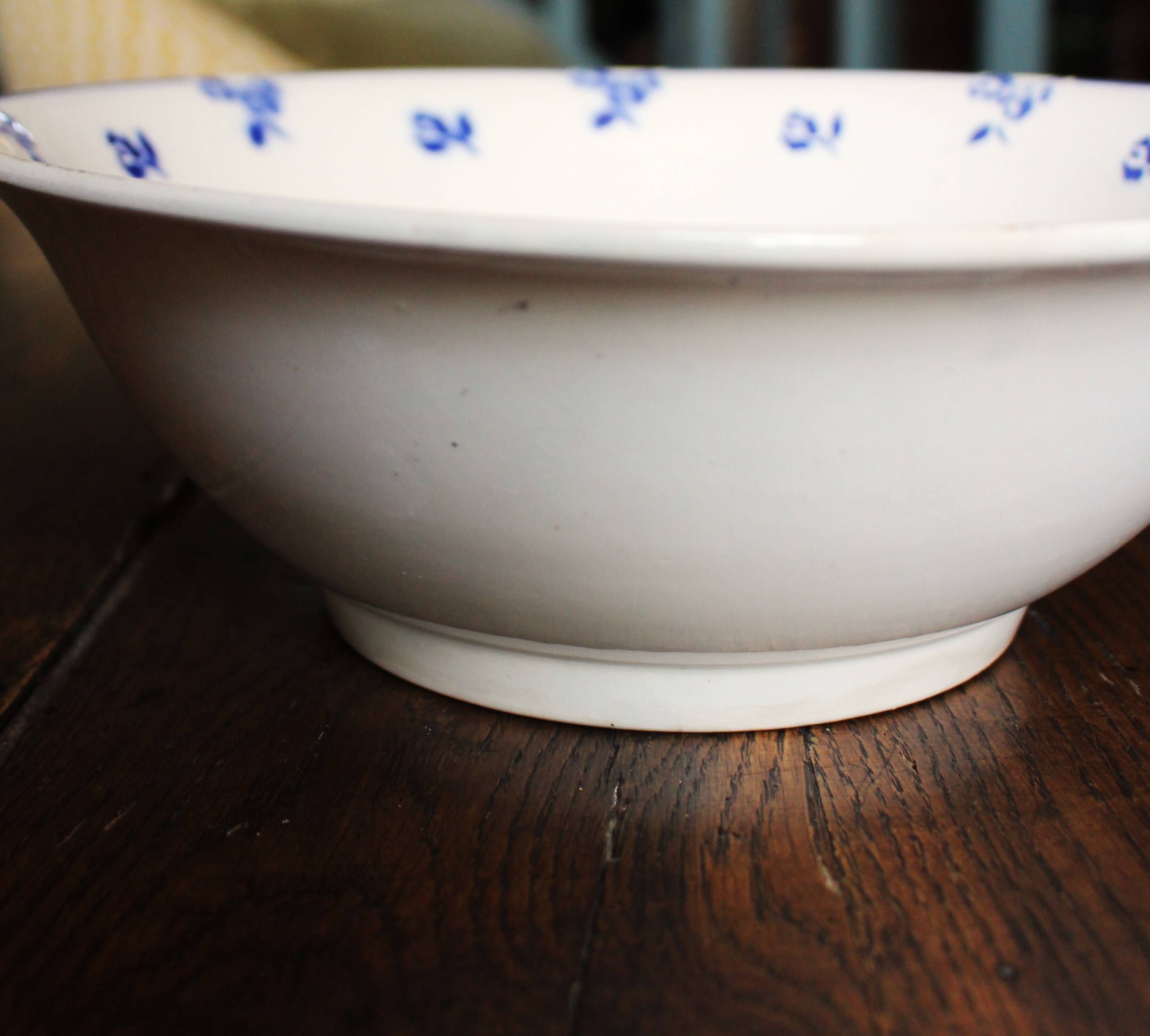 Blue salad bowl with Digoin Art Deco flowers