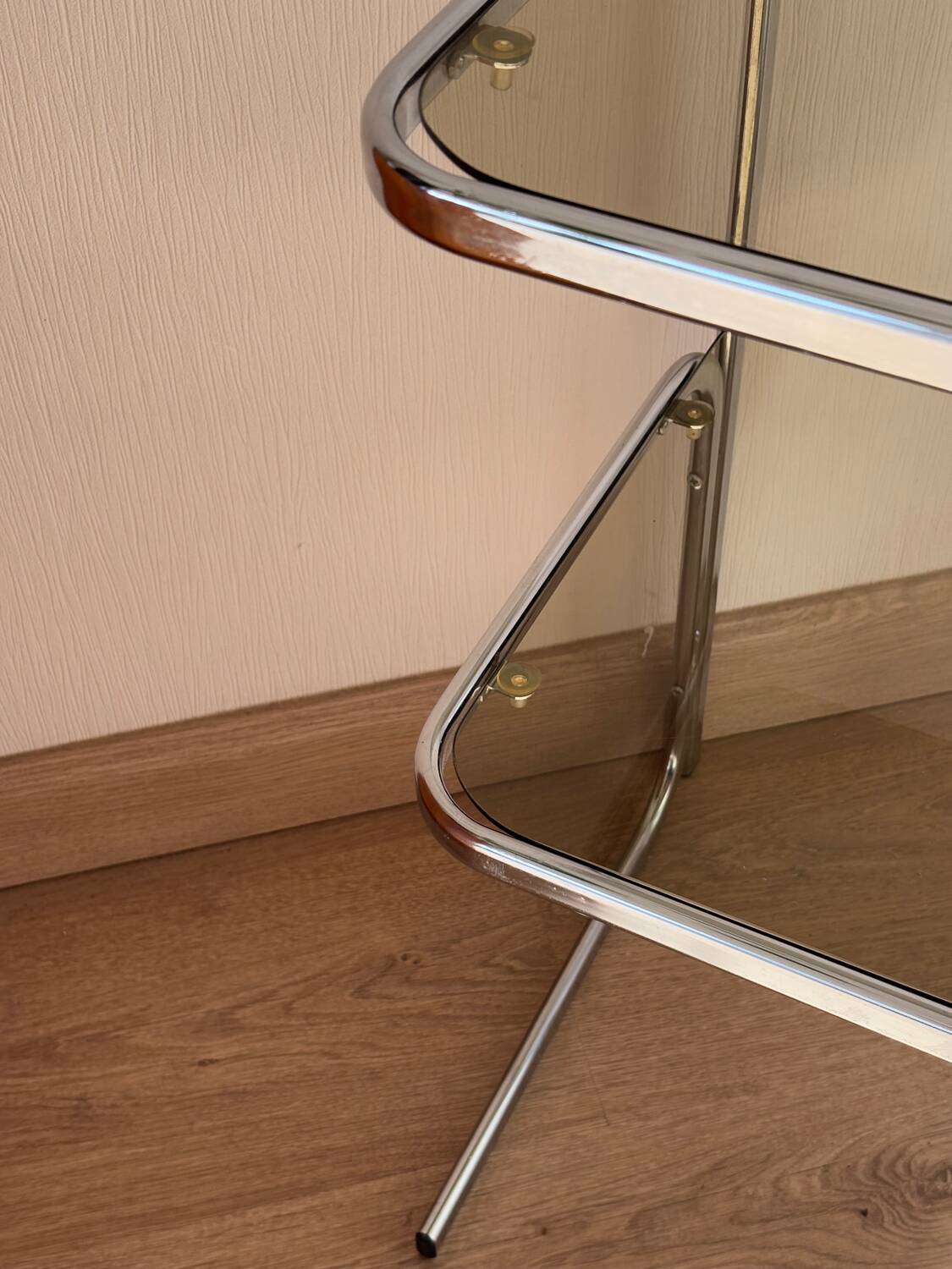 Table d’appoint acier et verre fumé 1970