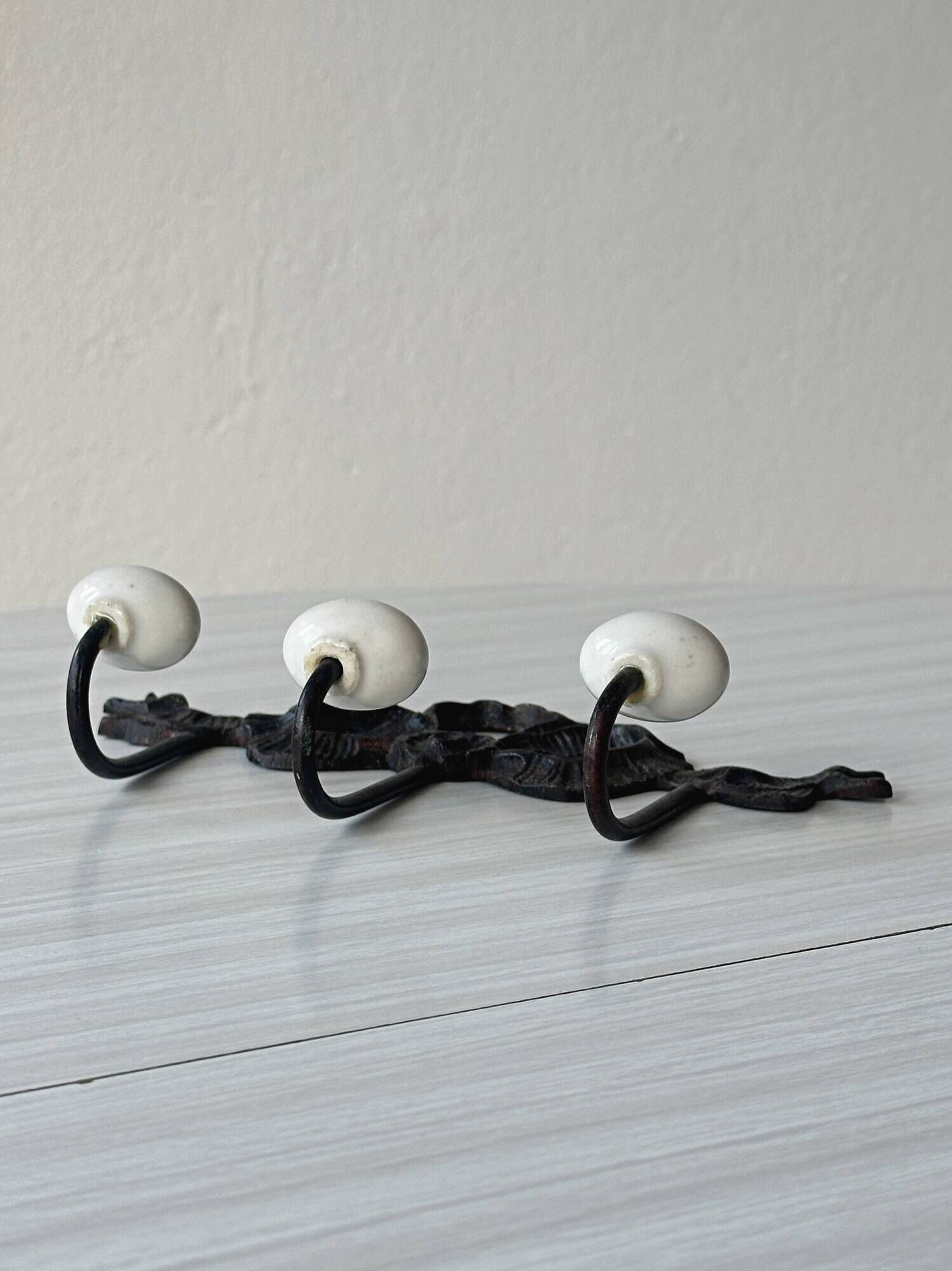 Wall hook with 3 hooks