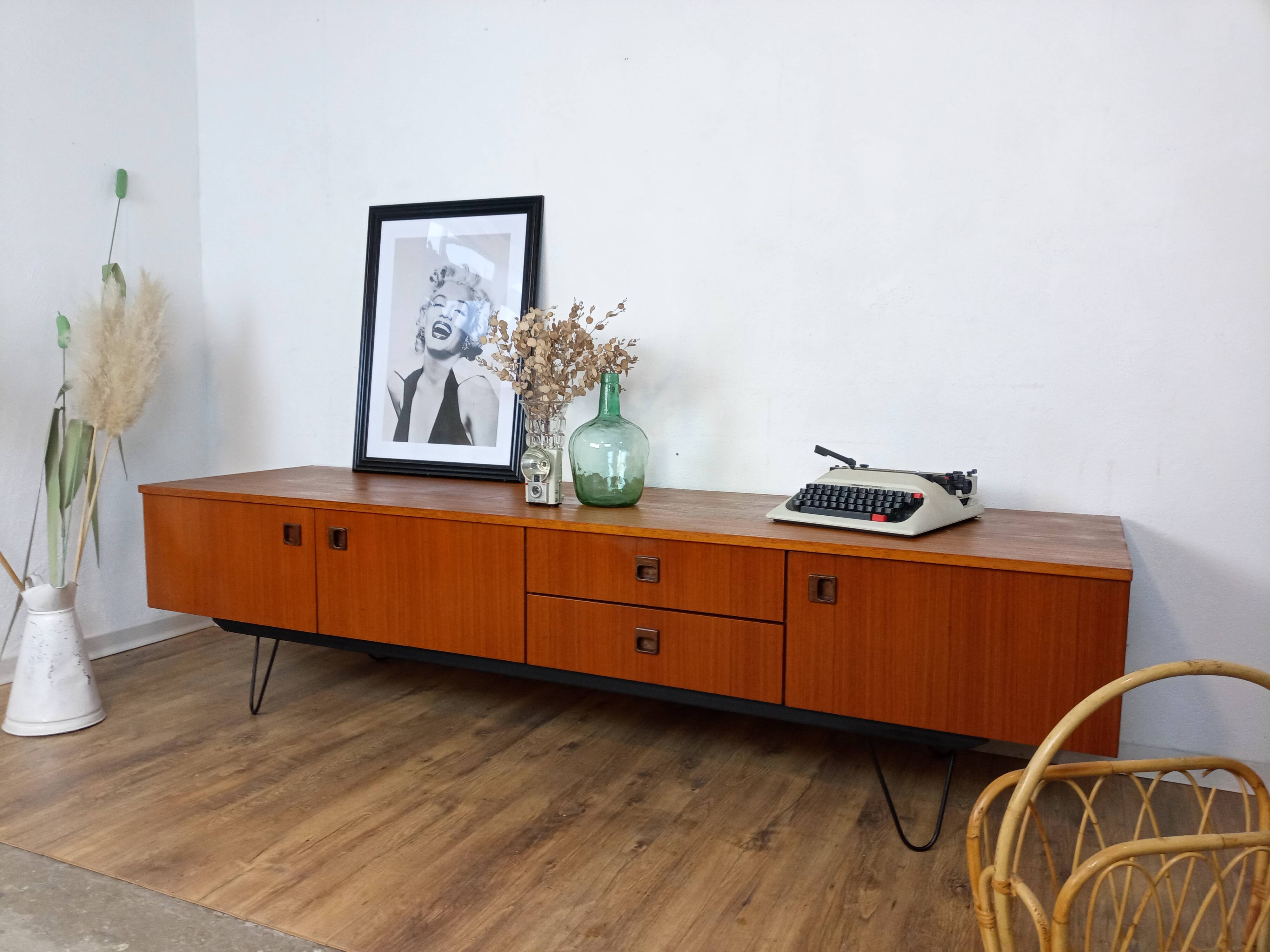 Enfilade scandinave basse en teck et métal