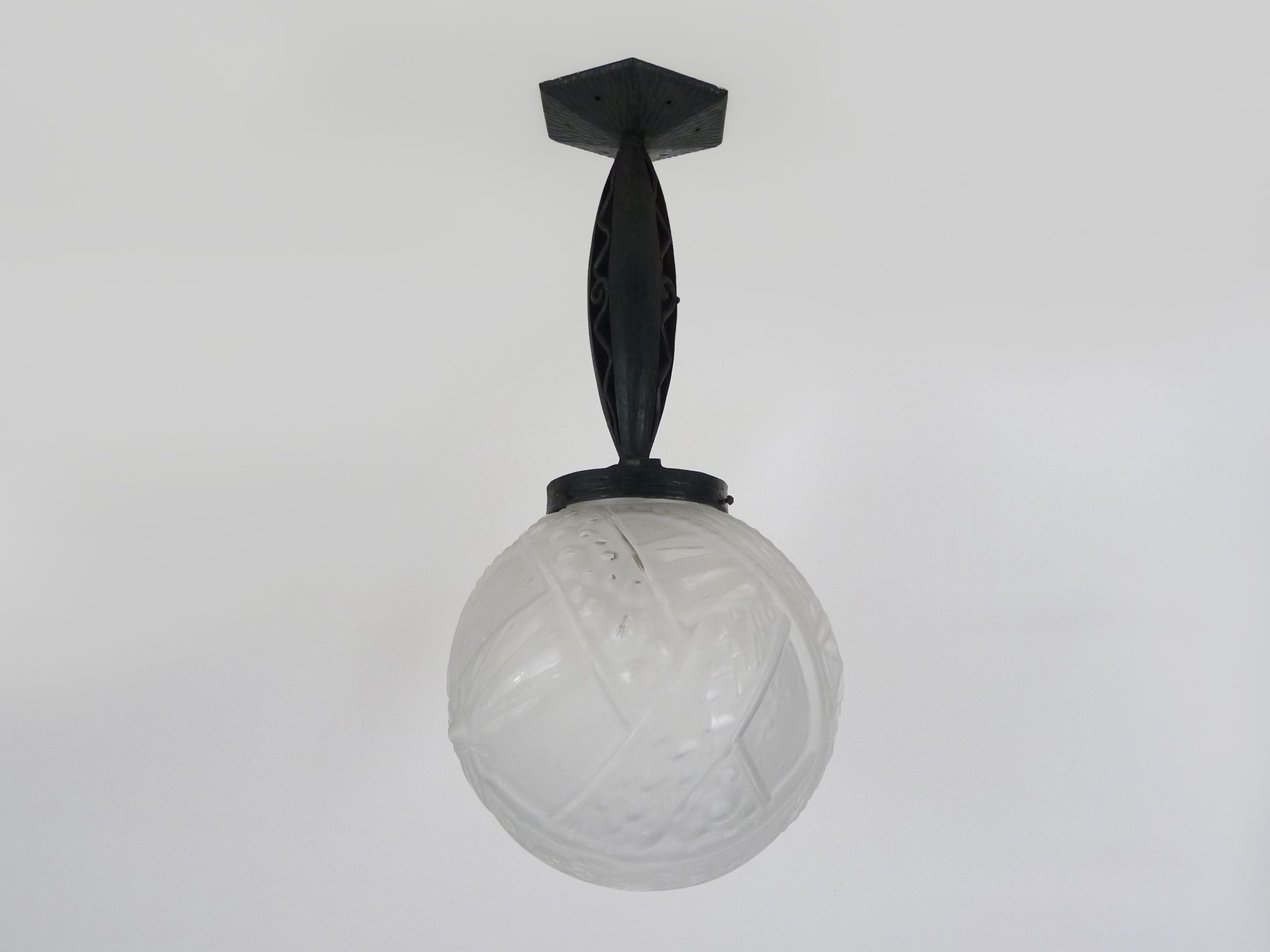 Art Deco hanging lamp in wrought iron Fournet and globe in glass paste
