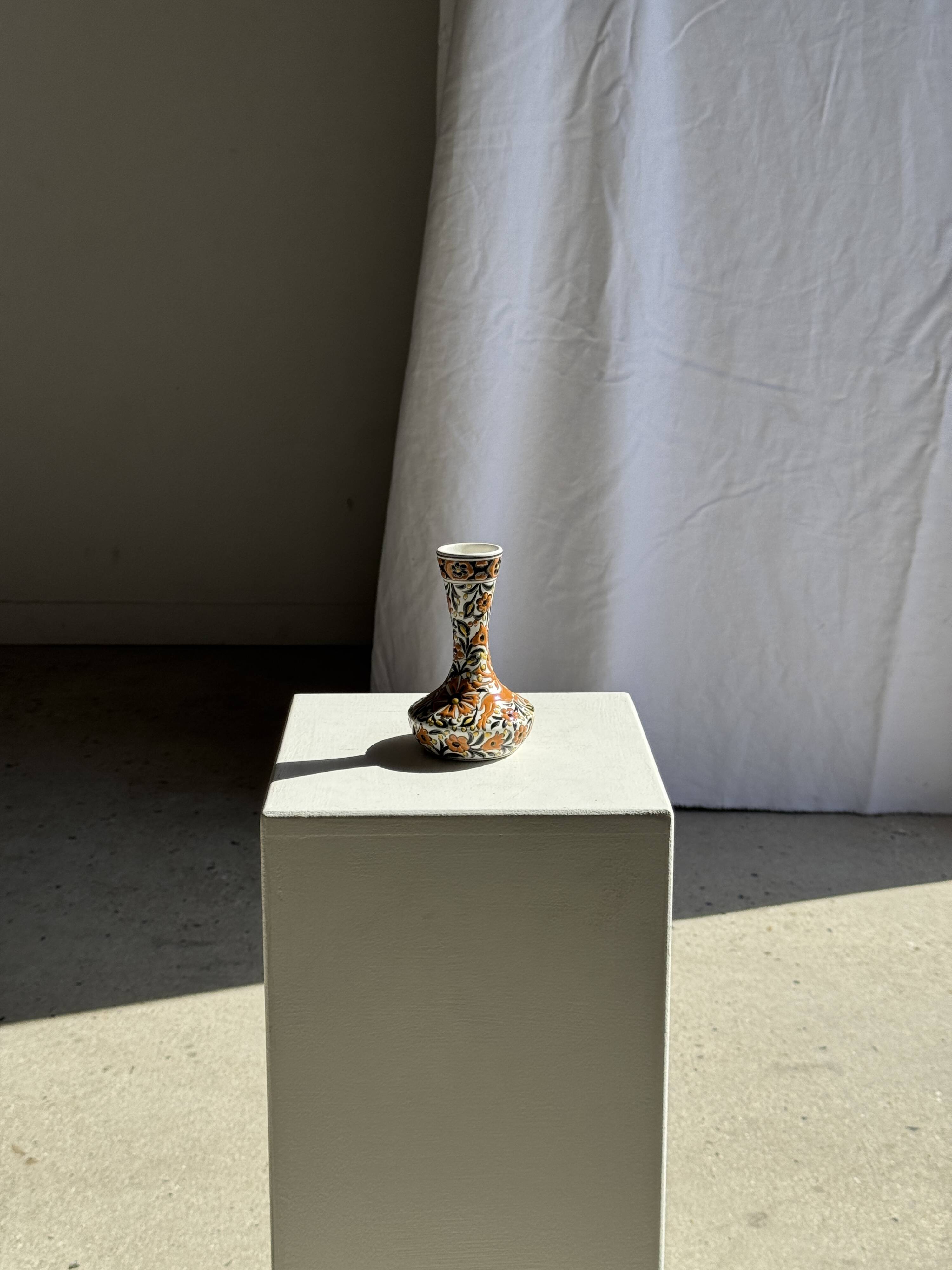Petit vase soliflore blanc à décor floral et animalier orange H14 L9
