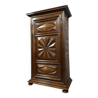 Louis XIII period bonnet maker with diamond points in walnut circa 1700