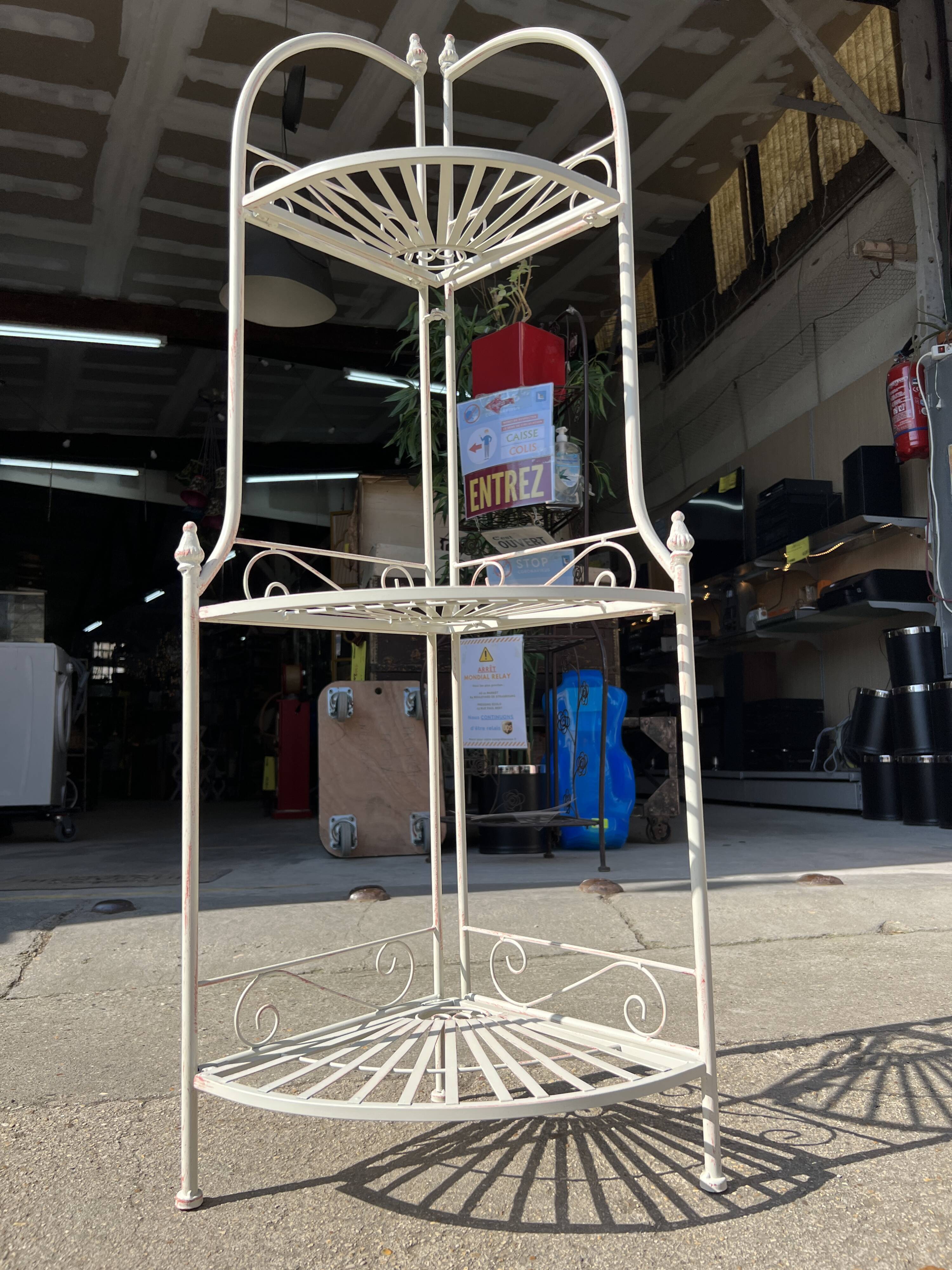 3-level standing storage shelf/garden plant holder