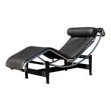 Le Corbusier – LC4 Chaise Longue by Cassina in black leather and chrome steel