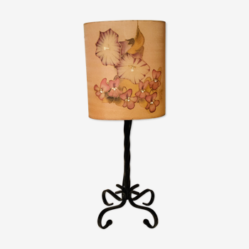 Lampe vintage pied en fer forgé et abat jour en soie