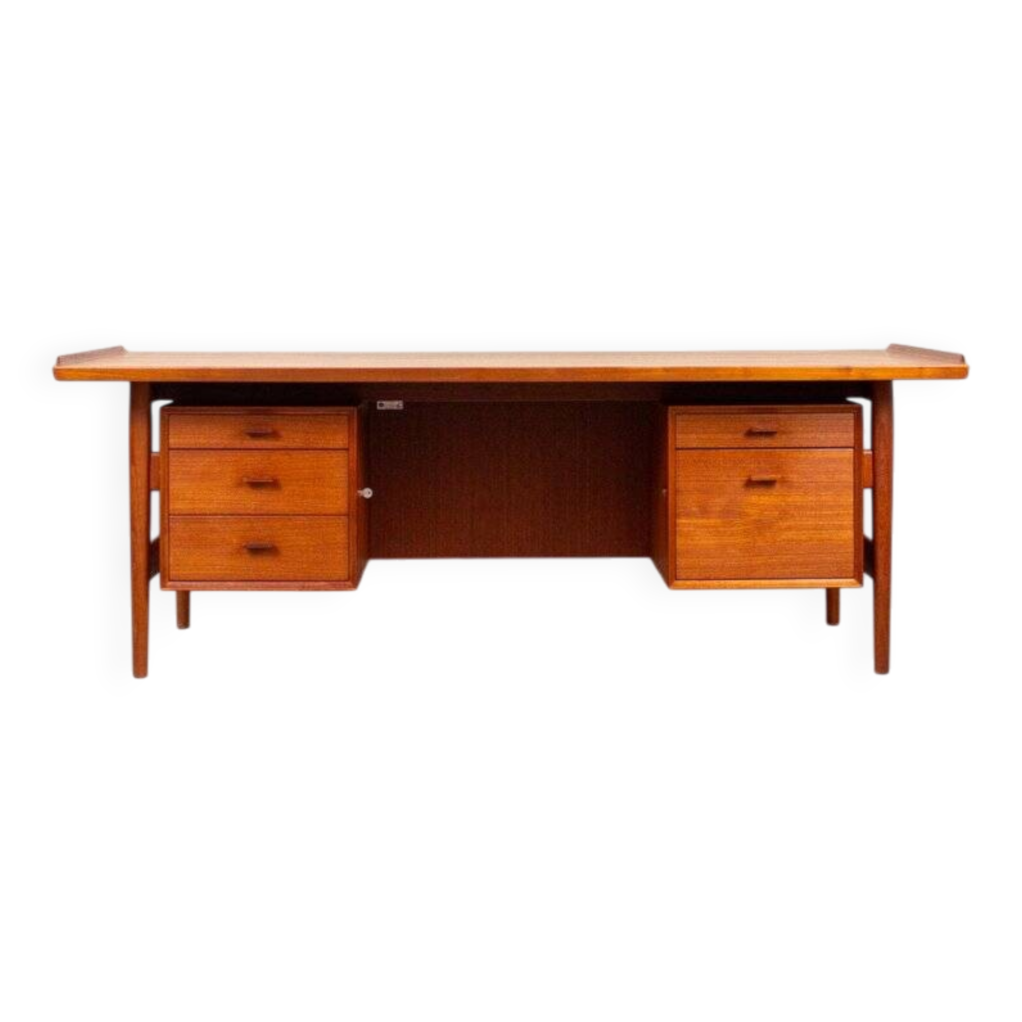 Danish mid-century desk model 207 in teak by Arne Vodder for Sibast, 1960s.