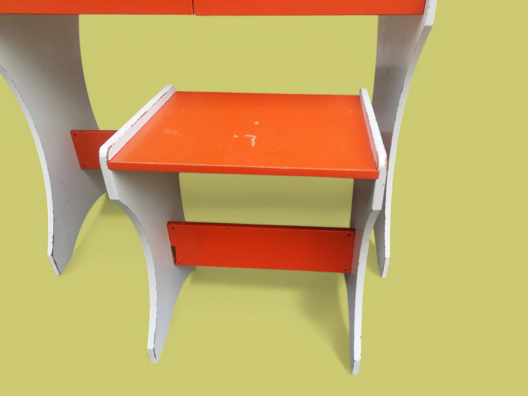 Bureau et tabouret d'écolier en bois peint orange - Années 1950 - 1970.