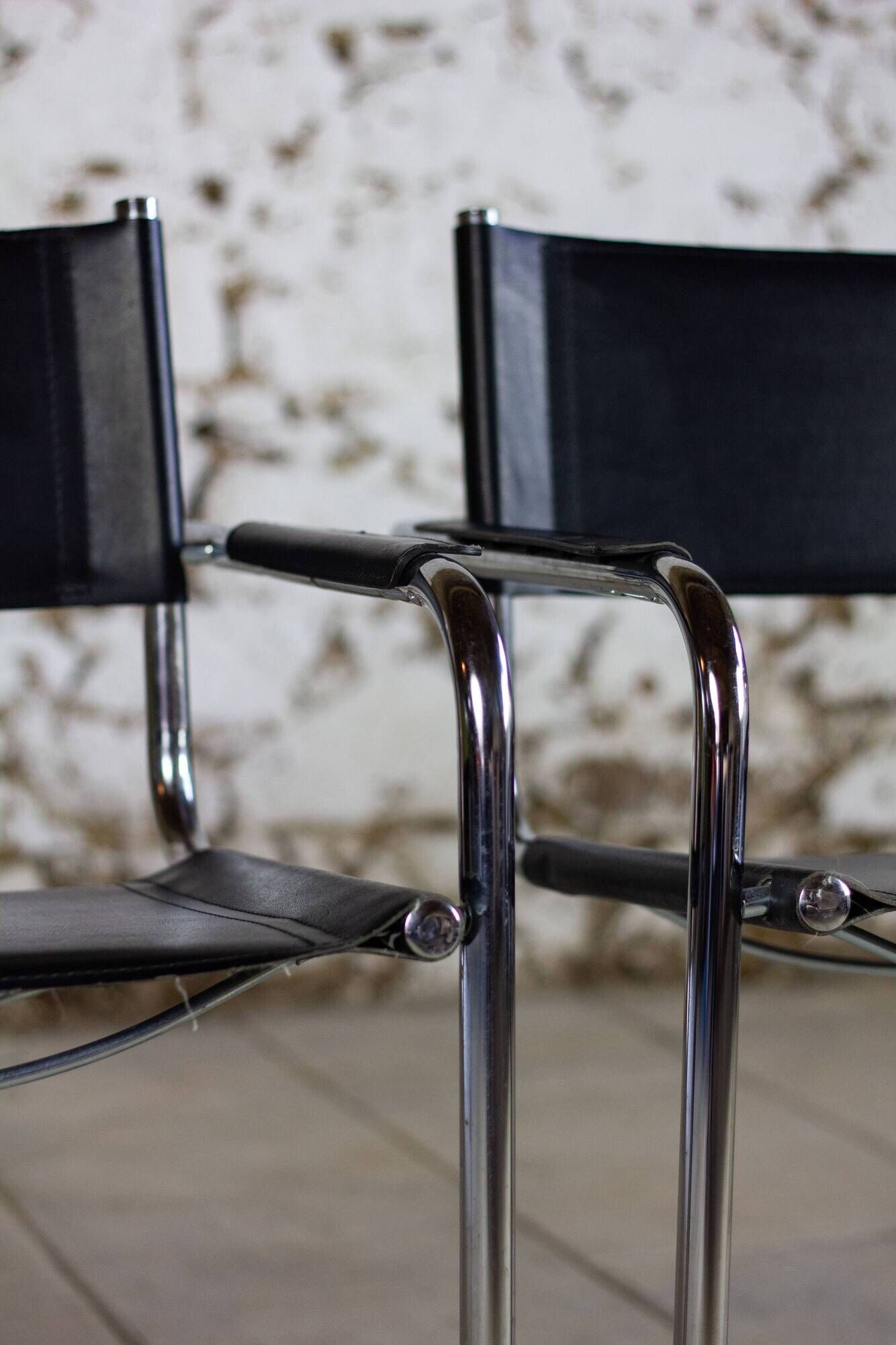 Pair of Bauhaus cantilever armchairs in chromed metal and leather, 1970