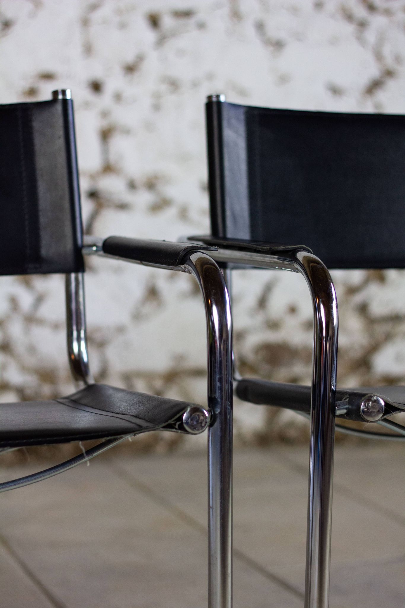Pair of Bauhaus cantilever armchairs in chromed metal and leather, 1970