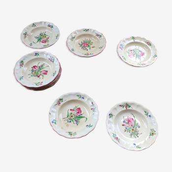 Lot 10 assiettes en faïence fleuri