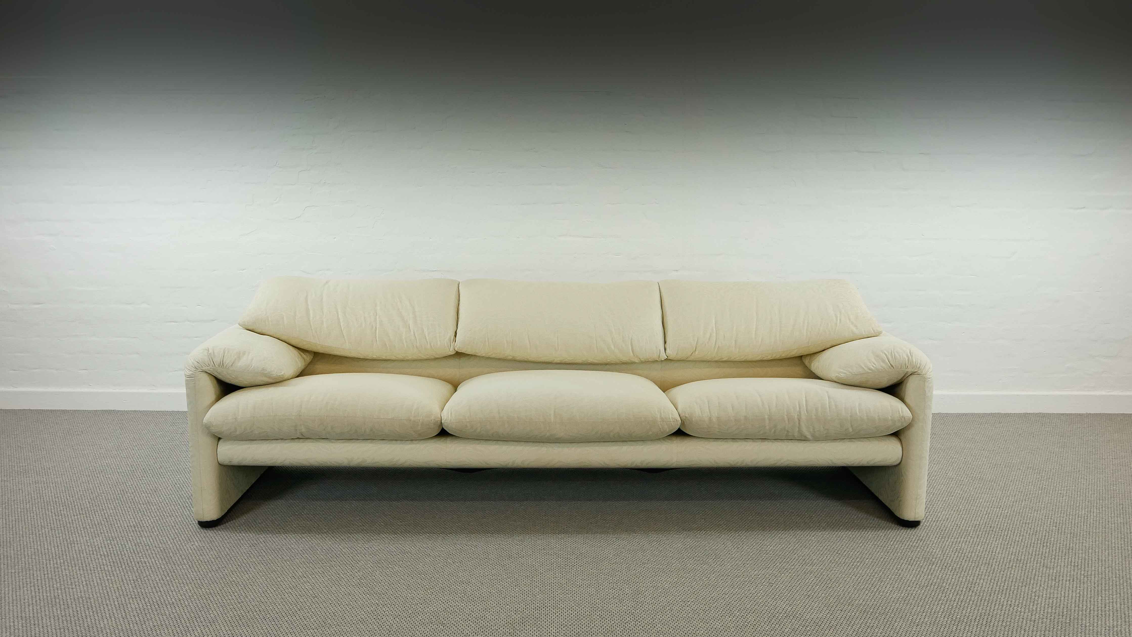 Maralunga 3-seat Sofa with Footrest in offwhite by Vico Magistretti for Cassina, Italy