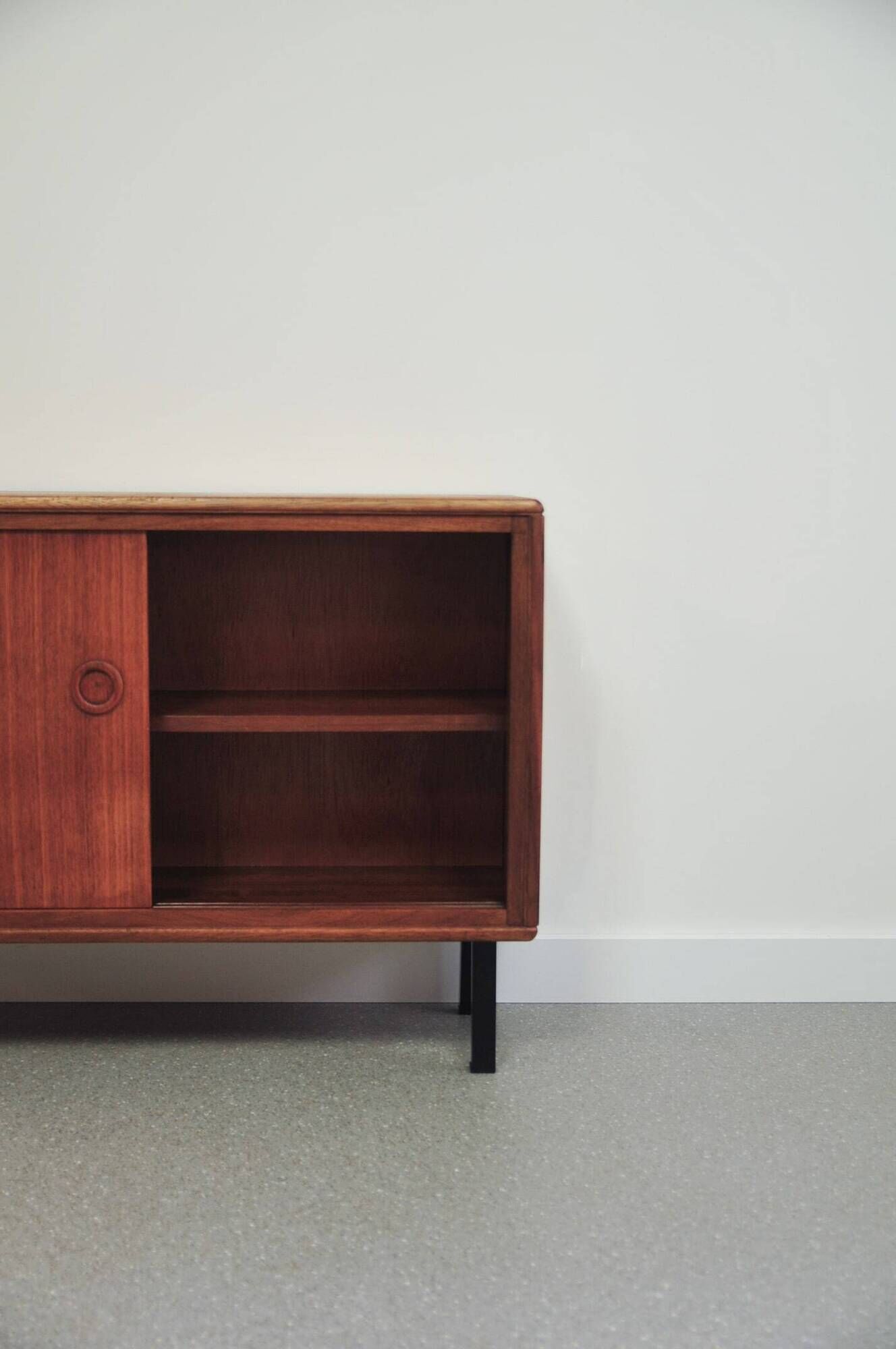 Cabinet en teck vintage avec portes coulissantes