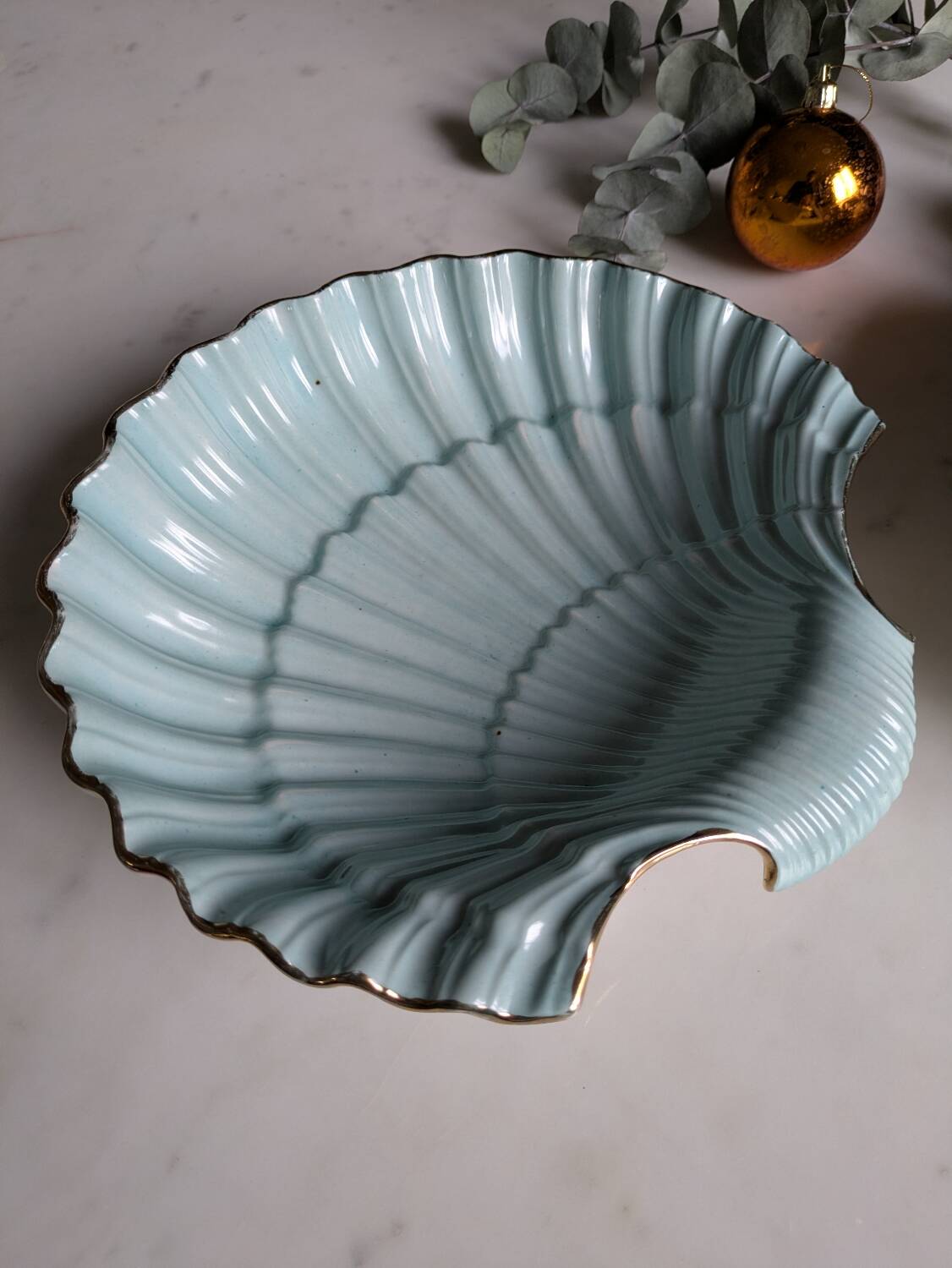 Shell-shaped porcelain dishes.