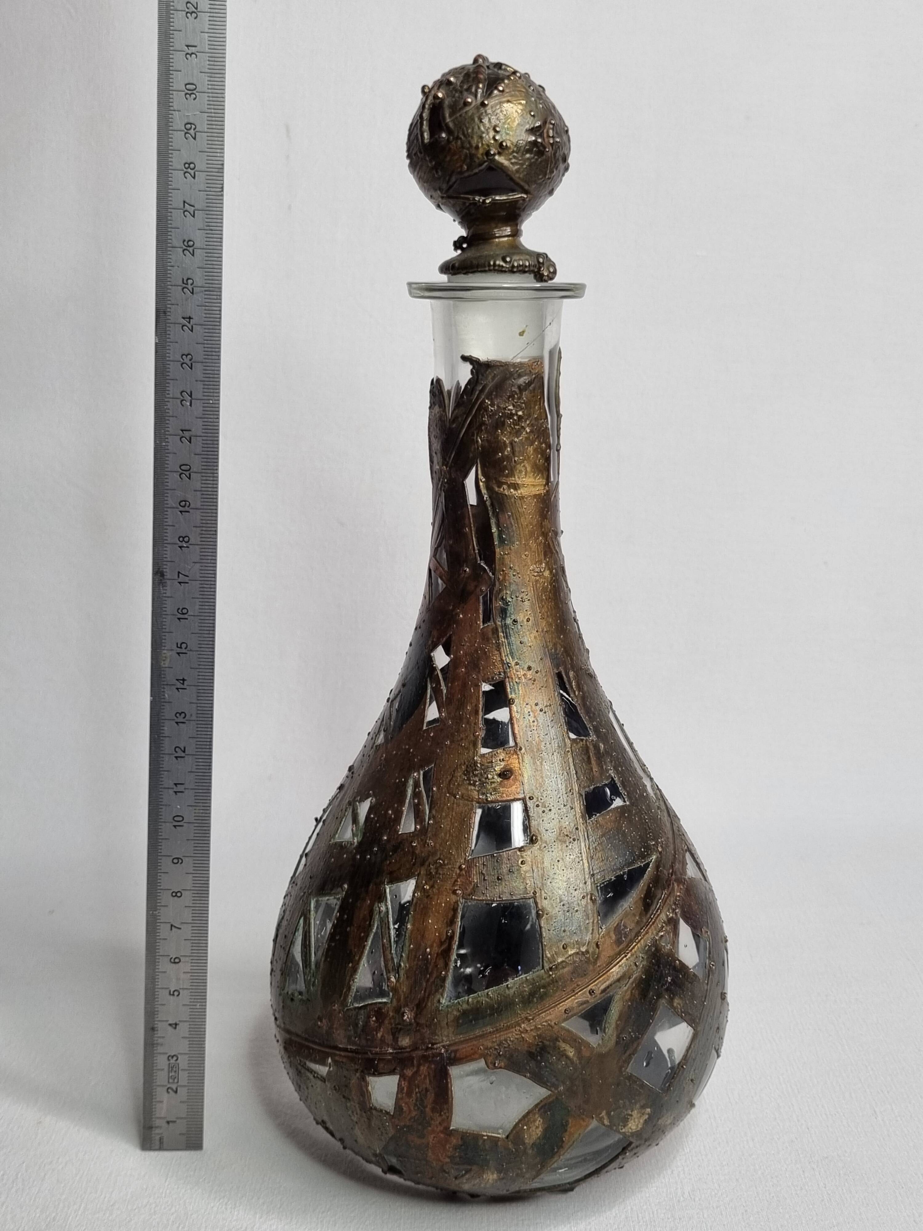 Carafe artisanale en verre soufflé et cuivre patiné décor brutaliste 90 cm