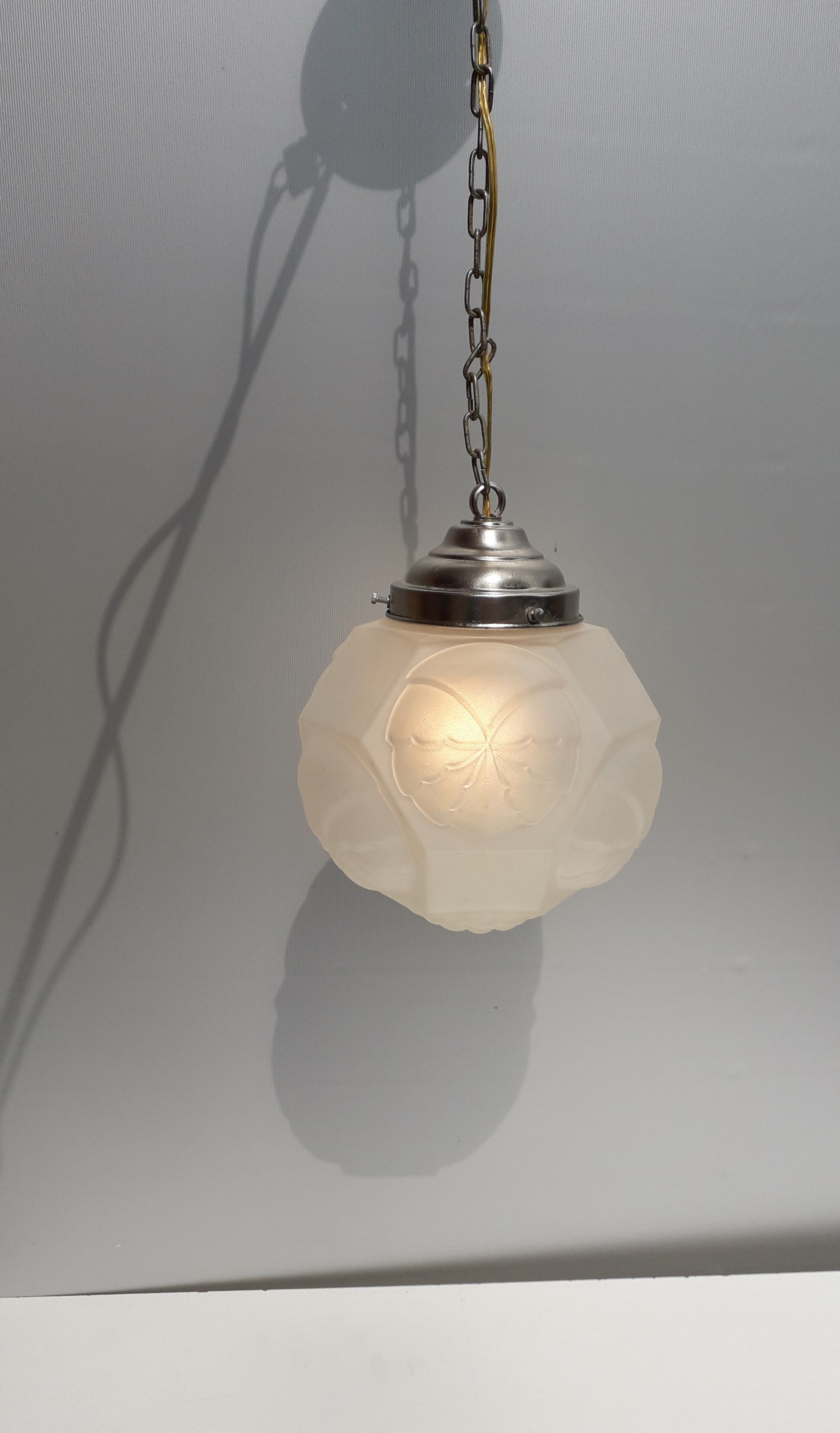Suspension art déco globe verre moulé pressé 1930