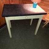 Mado-style desk table