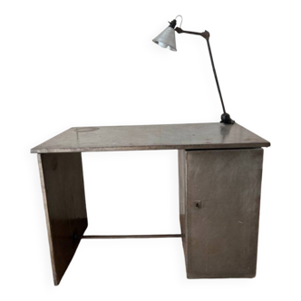 Bureau industriel métal vintage et lampe gras