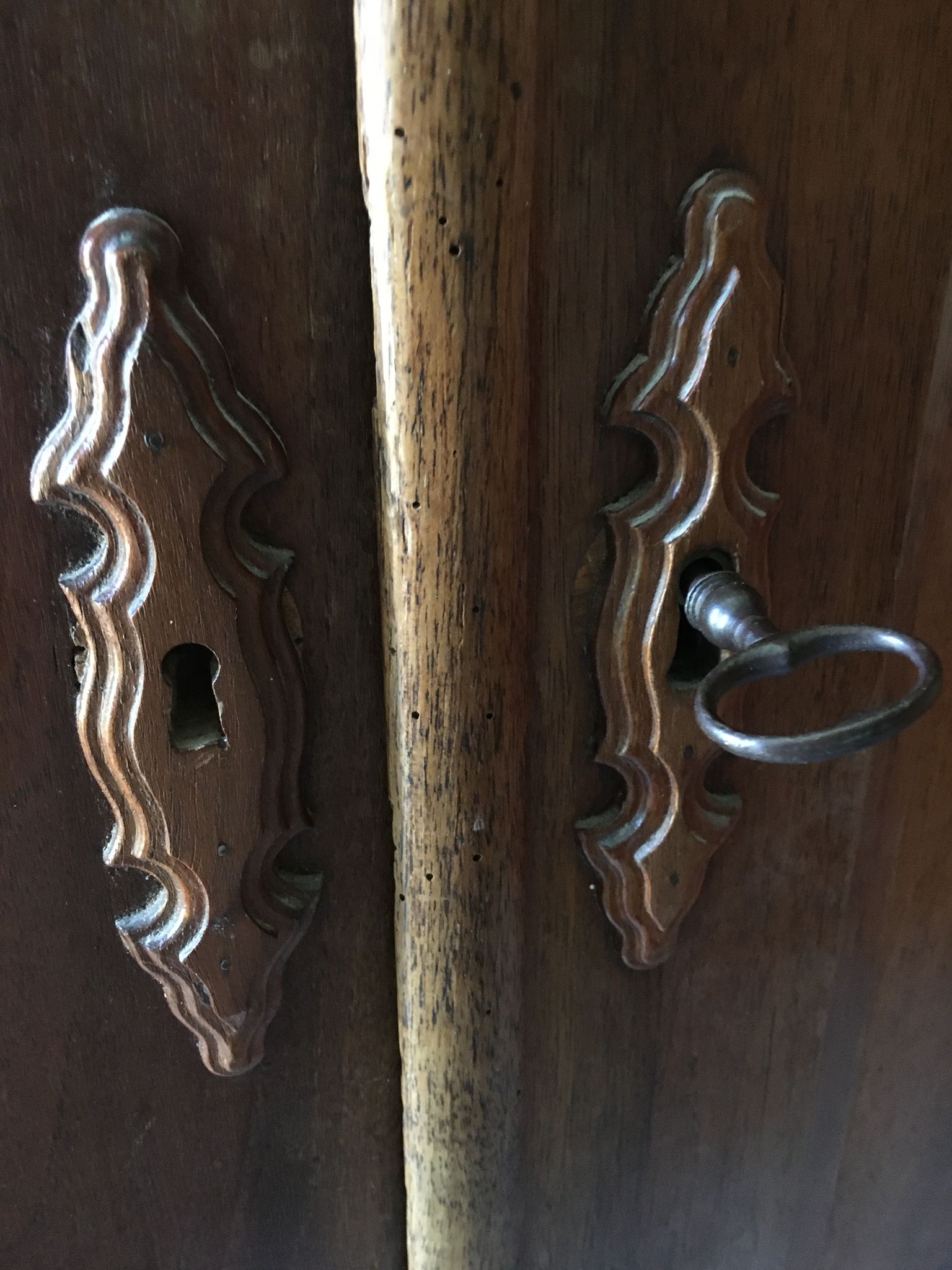 Armoire Louis Philippe en noyer