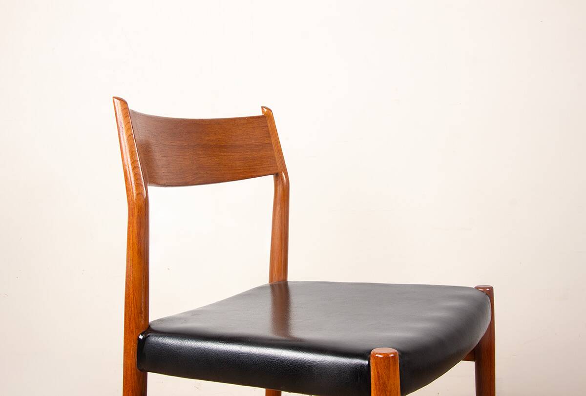 6 Danish chairs in teak and new skai, model 418 Arne Vodder 1960.