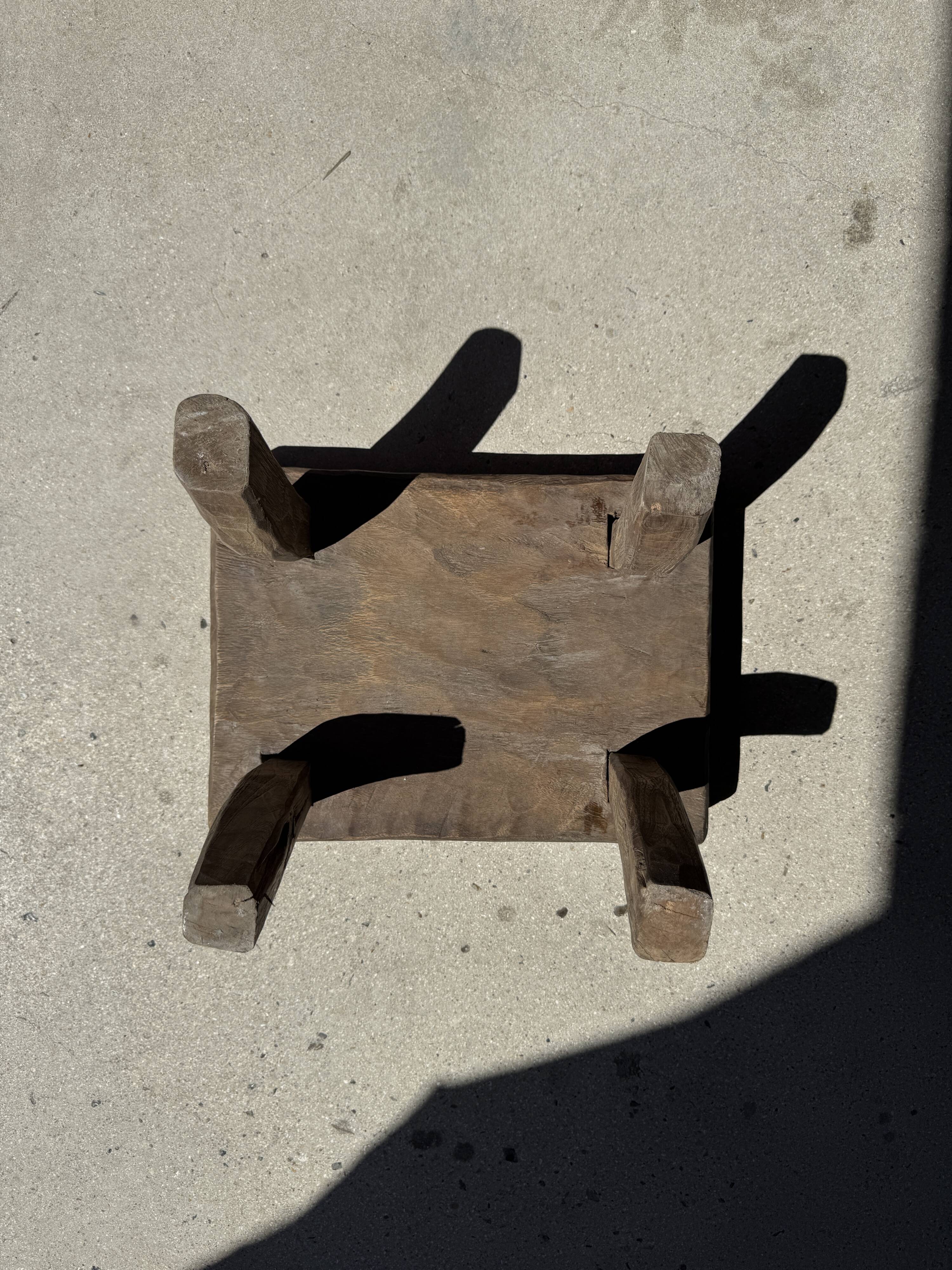 Petit stool, tabouret d'appoint en teck massif rectangulaire wabi-sabi H25