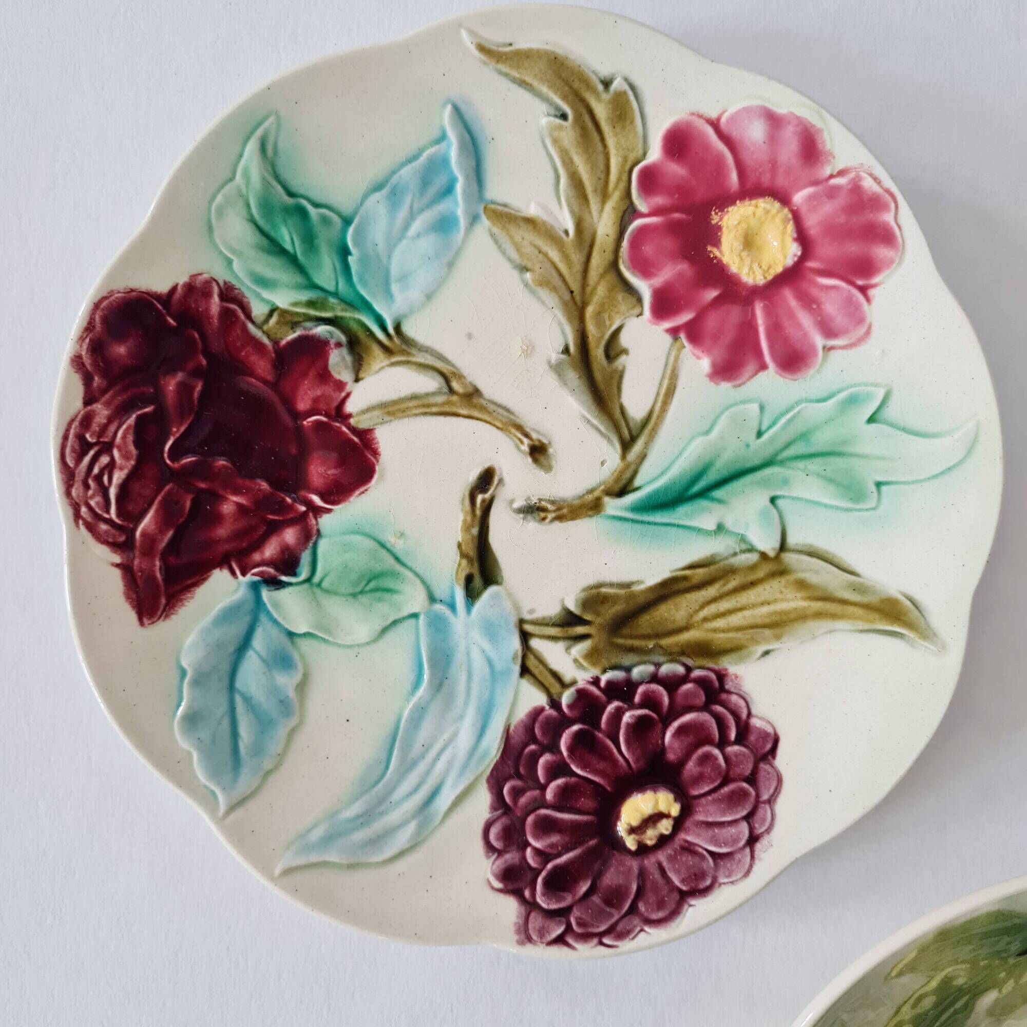 Lot assiettes en barbotine