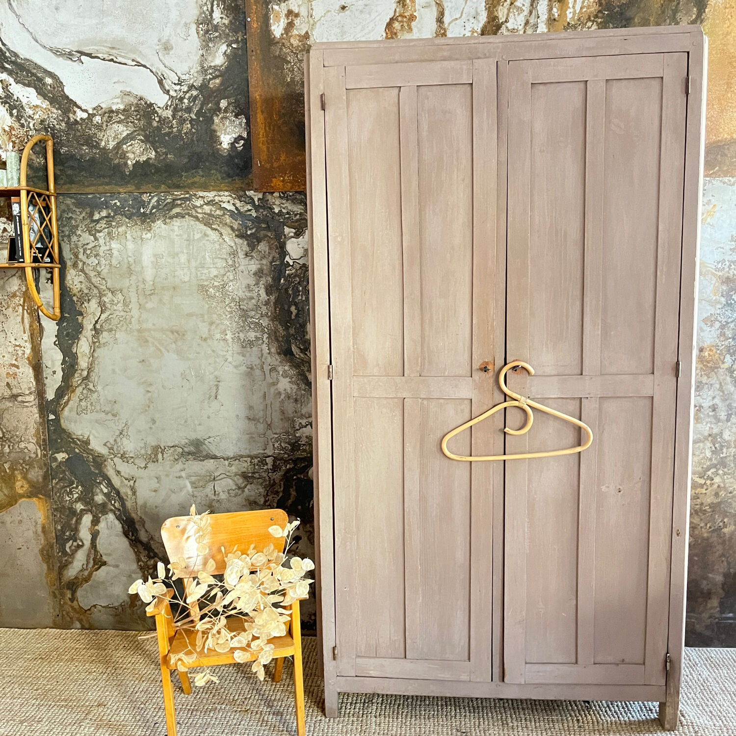Armoire parisienne dans sa jolie patine