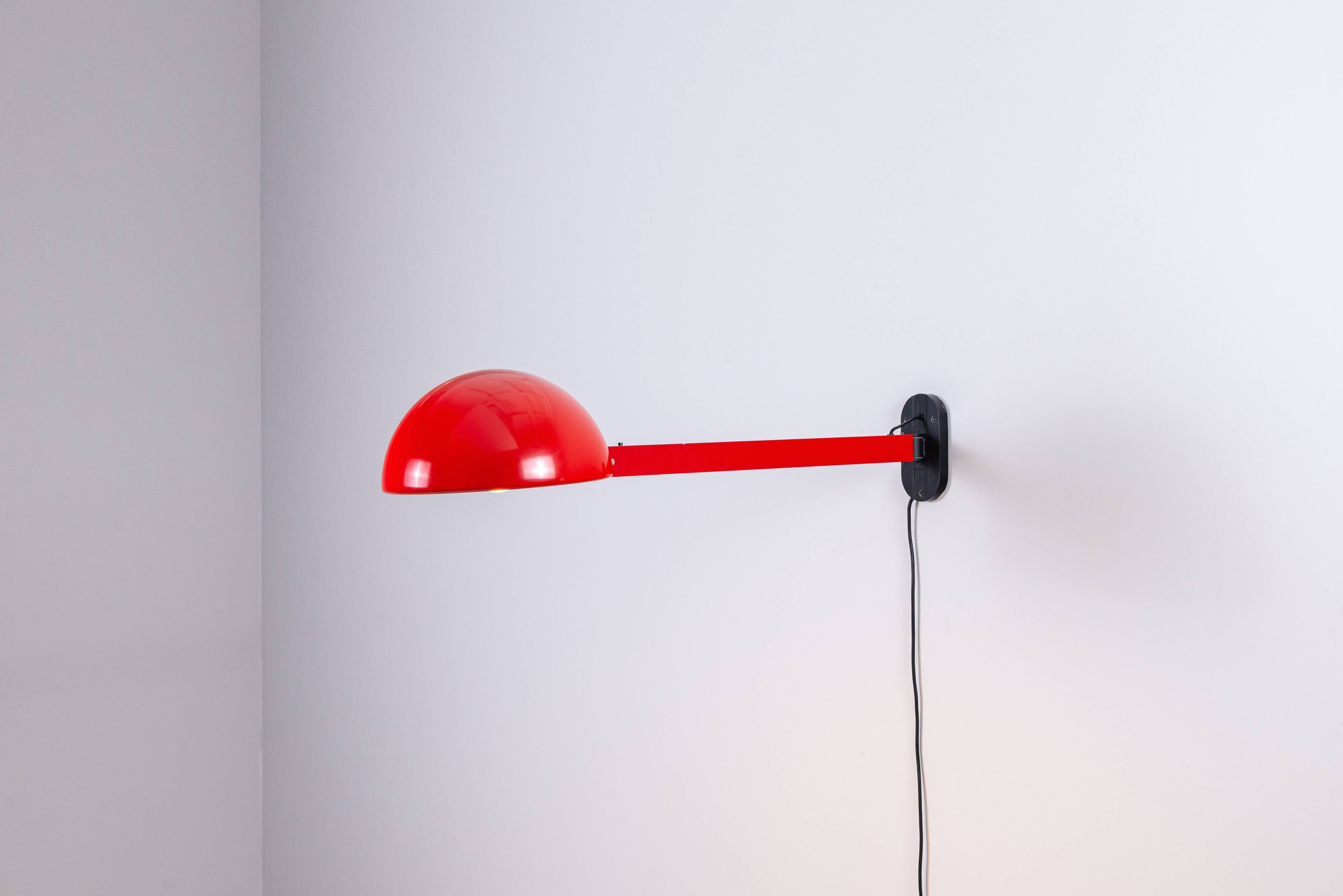 Lampe murale extensible post-moderne en métal rouge