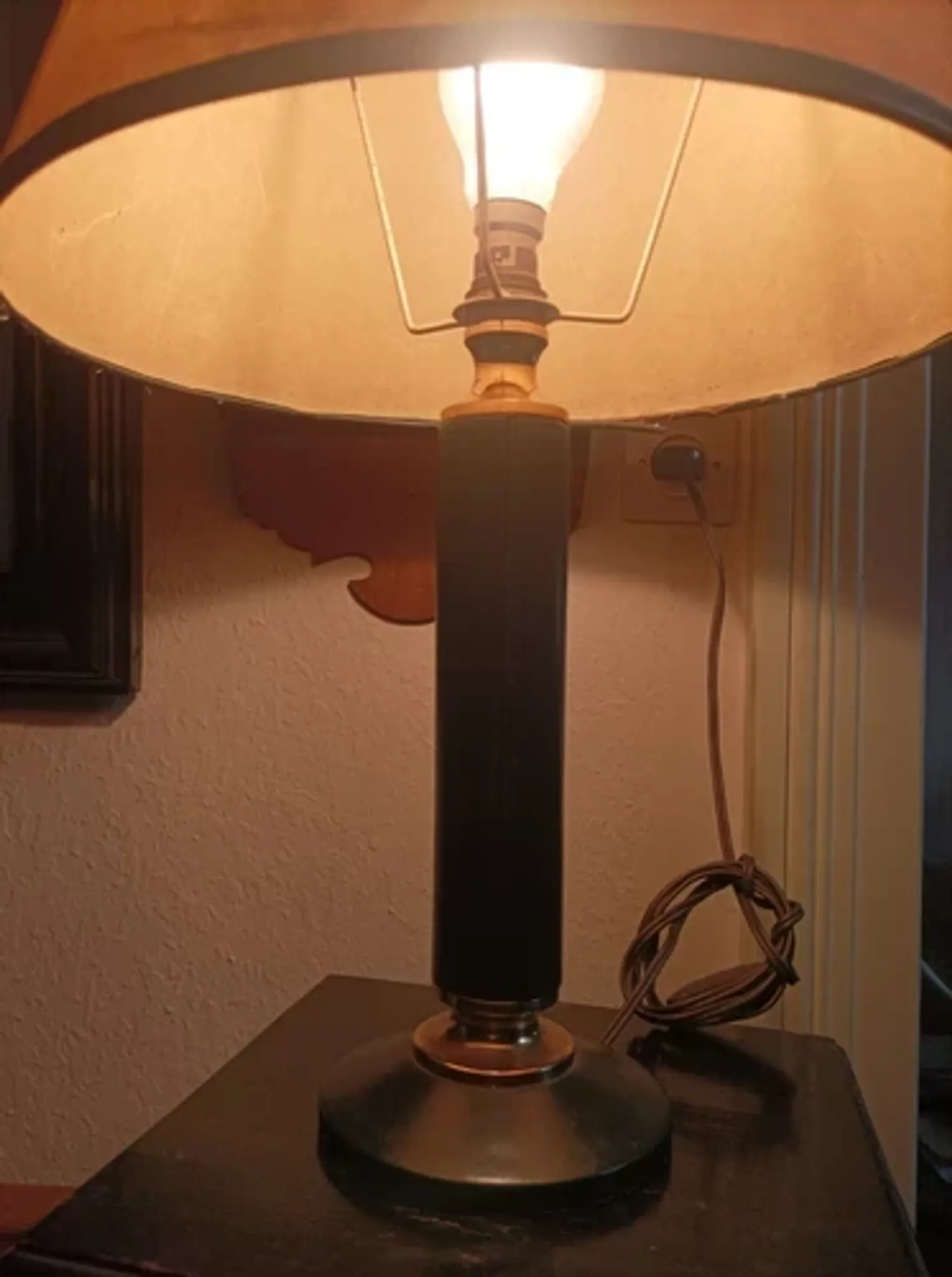 Vintage table lamp base from the 1970s/1980s in leather - in working condition.