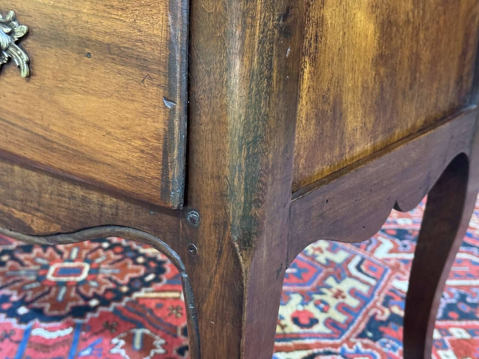 Commode 2 tiroirs de style Louis XV fin XIXème en noyer et peuplier