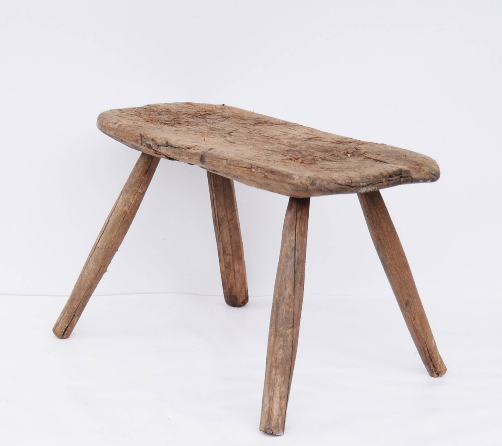 Tabouret de traite rural ancien en hêtre massif