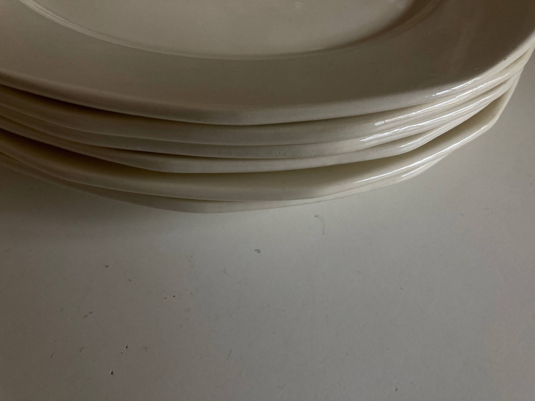 Set de 6 assiettes ivoire modernistes terre de fer