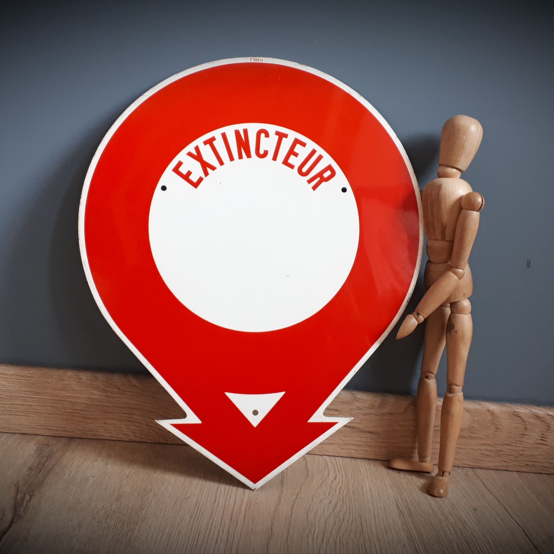 Fire extinguisher plate