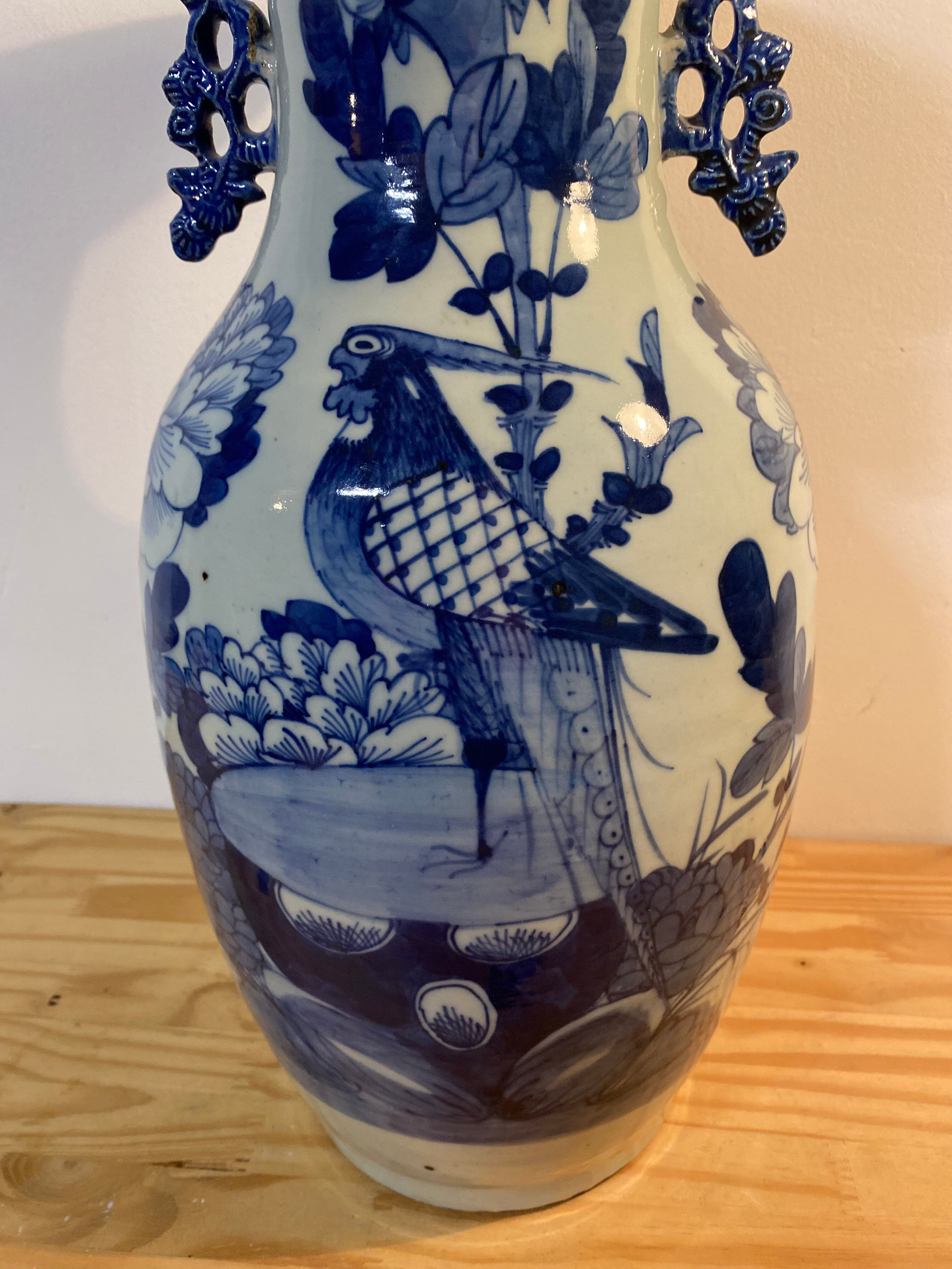 Baluster vase in Chinese porcelain with cobalt blue floral decoration.