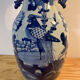 Vase balustre en porcelaine de Chine à décor floral bleu cobalt