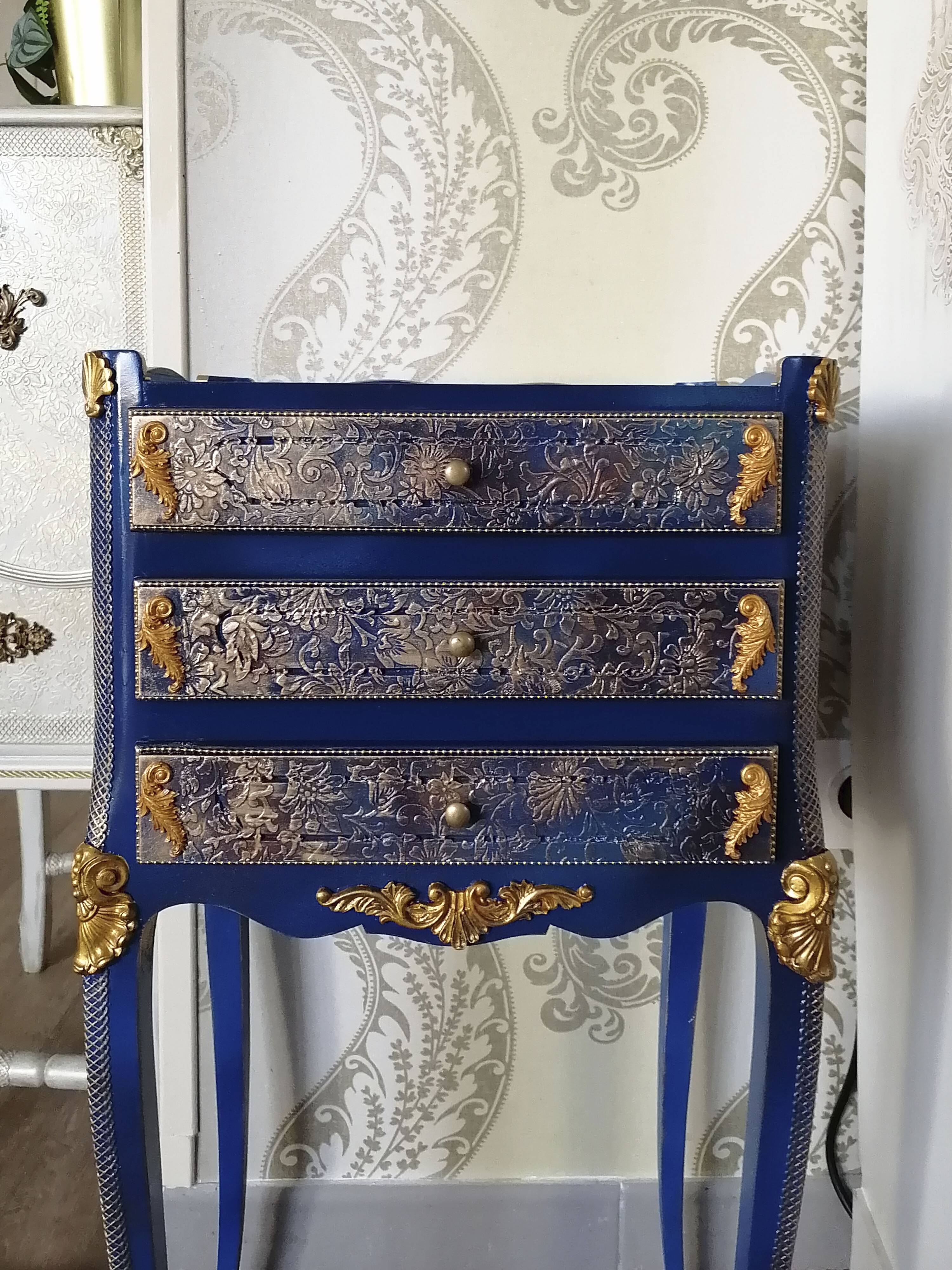 Table de chevet relookée classique – meuble décoratif bleu et doré