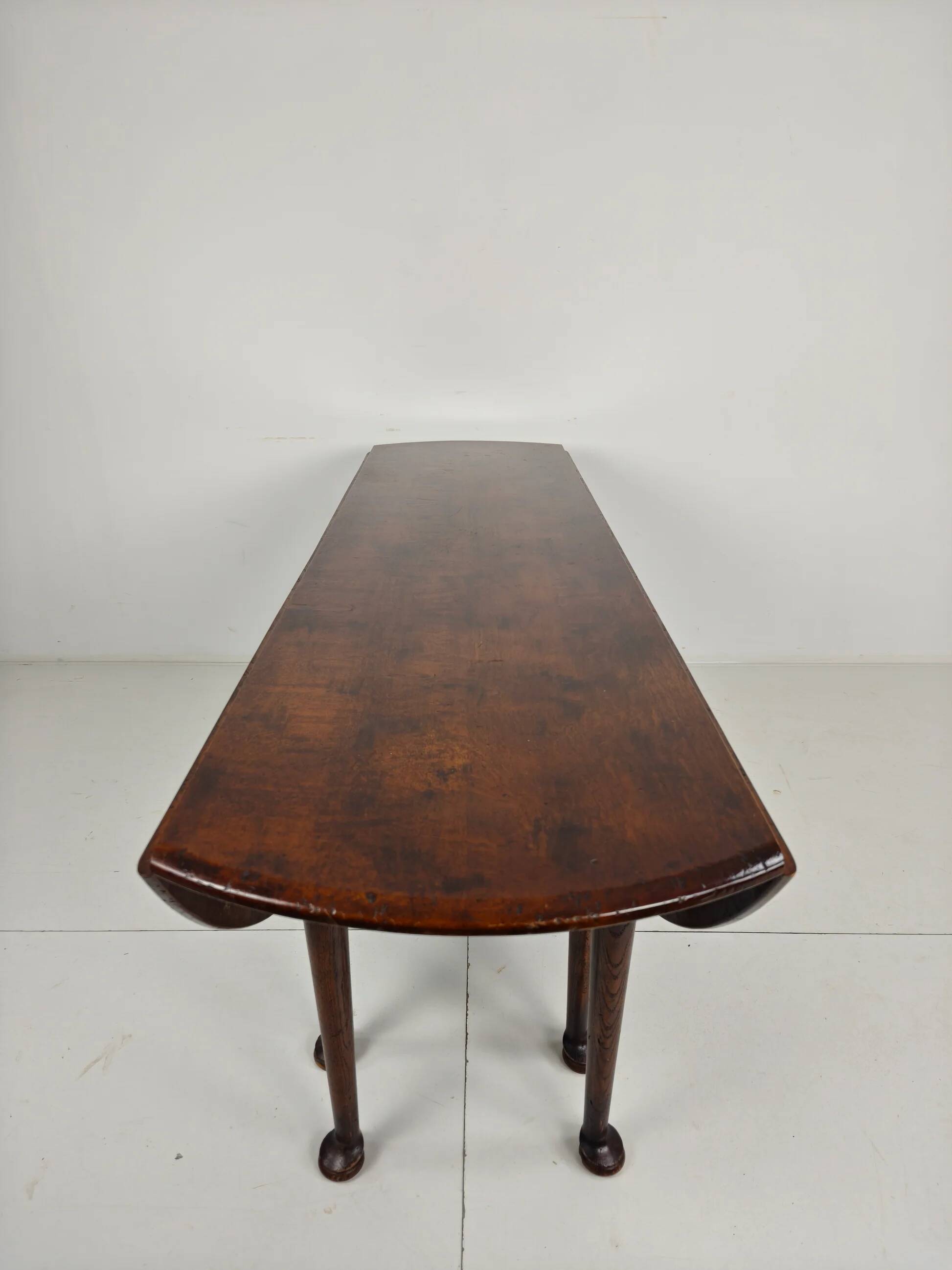 Antique English drop-leaf dining table – Victorian – 8 legs – oval shape – seats 8