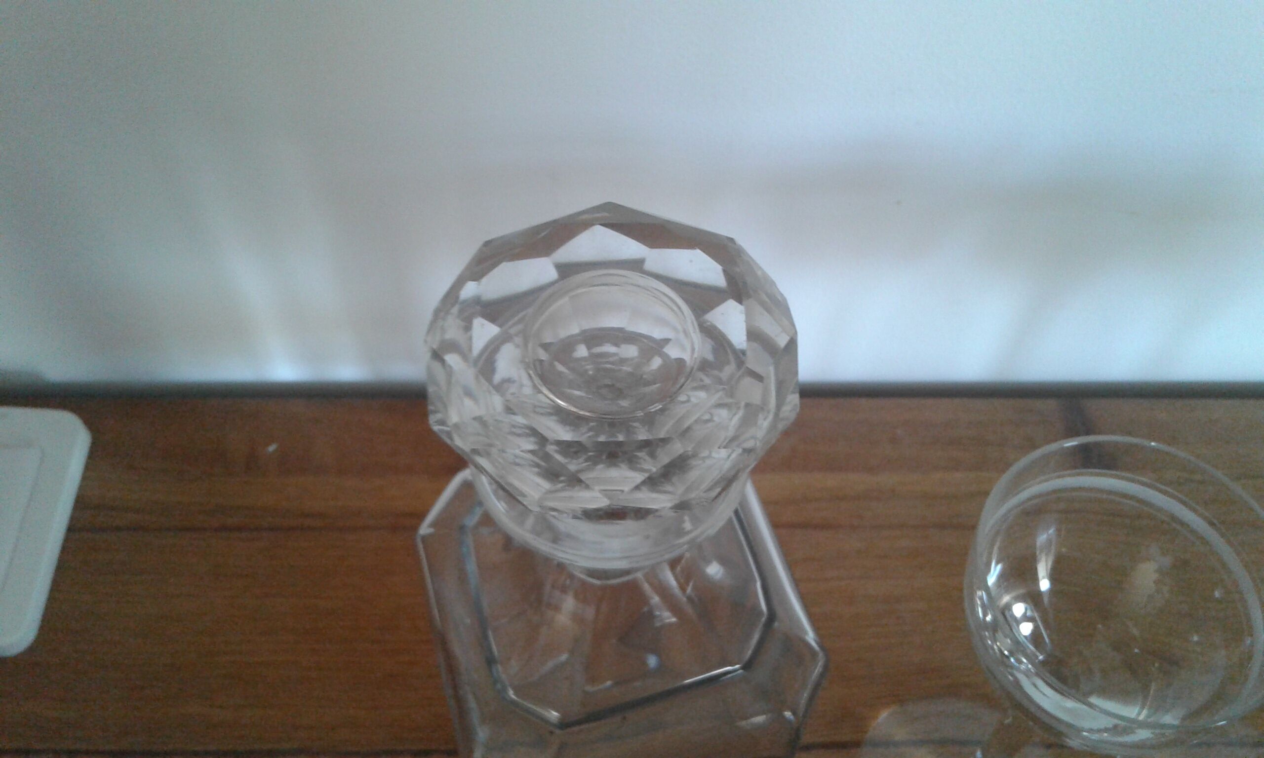 Carafe and its 4 glasses on foot